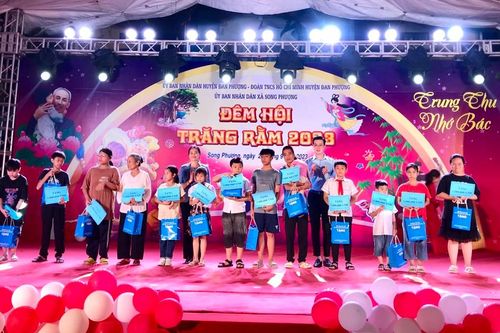 Trên 400 suất quà tặng trẻ em huyện Đan Phượng dịp Tết Trung thu 2023