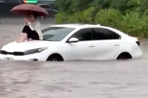 Những hình ảnh dở khóc, dở cười trong trận mưa lớn tại Hà Nội sáng 28/9