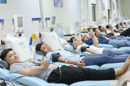 Nhiều người dân lội nước đi hiến máu