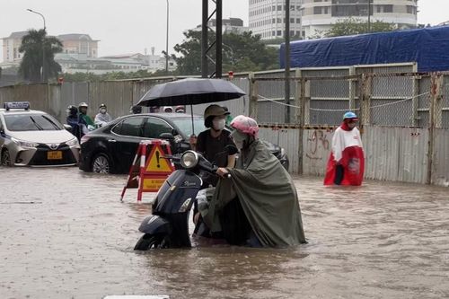 Hà Nội: Mưa lớn gây ngập úng, ùn tắc hàng giờ đồng hồ