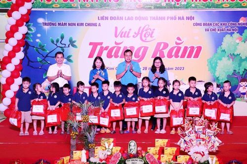 Trao quà Trung thu cho con công nhân Khu công nghiệp và Chế xuất Hà Nội