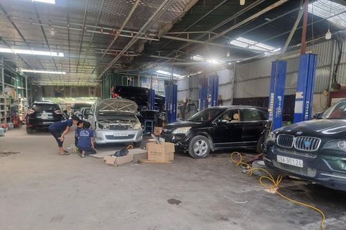 Xe máy, ô tô bị ngập nước, điện thoại chủ gara 'cháy máy'