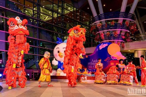 Du khách quốc tế hào hứng với chương trình Trung thu Ánh trăng giao hòa