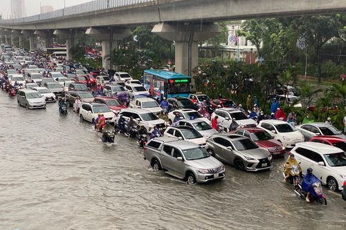 Nhiều tuyến phố ngập sâu sau cơn mưa lớn