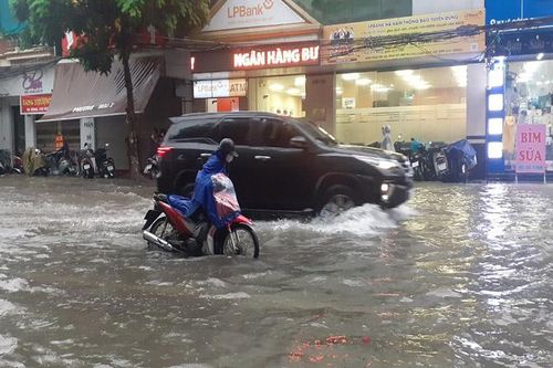 Nhiều tuyến phố và nhà dân ở Phủ Lý bị ngập úng do mưa to kéo dài