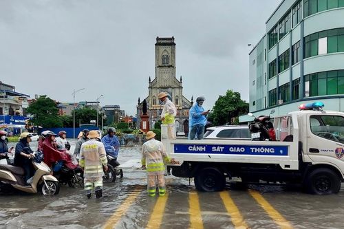 Nam Định: Các chiến sĩ công an đội mưa giúp dân trong mưa ngập