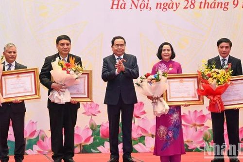 Lễ trao tặng Huân chương Lao động và Bằng khen của Thủ tướng Chính phủ