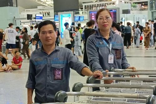 Nữ nhân viên xe đẩy sân bay Nội Bài nhặt được túi tiền trị giá hơn 200 triệu đồng