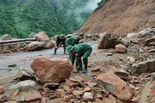 Đồn Biên phòng Mường Ải giúp dân khắc phục hậu quả mưa lũ