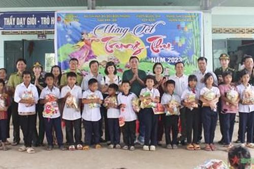Bộ đội Biên phòng tỉnh Đắk Lắk trao 700 suất quà tặng thiếu nhi khu vực biên giới