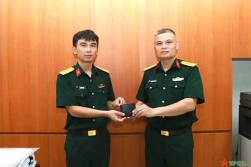 Thiếu tá Nguyễn Tuấn Dũng nhặt được của rơi trả người đánh mất