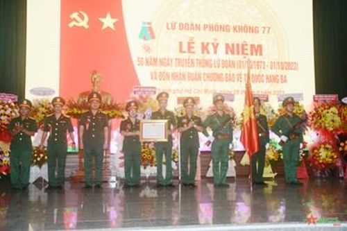 Lữ đoàn Phòng không 77 đón nhận Huân chương Bảo vệ Tổ quốc hạng Ba