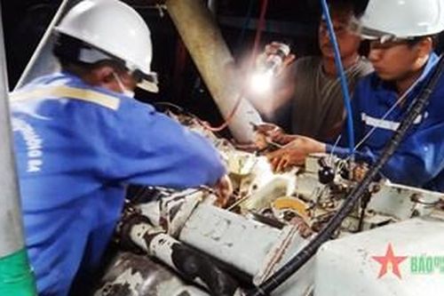 Trung tâm Dịch vụ Hậu cần - Kỹ thuật đảo Trường Sa hỗ trợ sửa chữa thành công tàu cá ngư dân bị sự cố trên biển