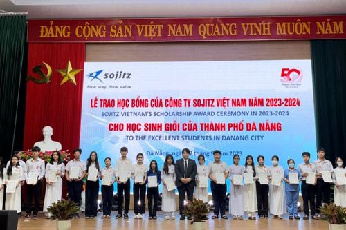 Trao 230 suất học bổng cho các em học sinh nghèo vượt khó