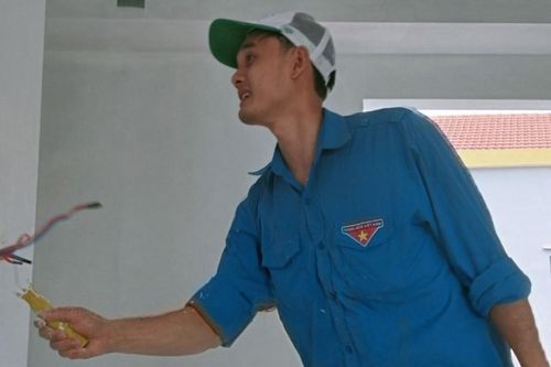 Anh thợ hồ xây nhà giúp người nghèo