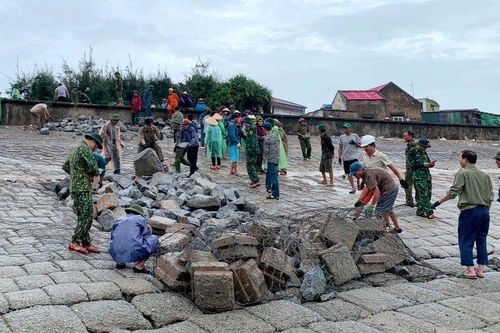 Hơn 200 người vận chuyển đá, rọ thép gia cố tạm kè biển bị sạt lở