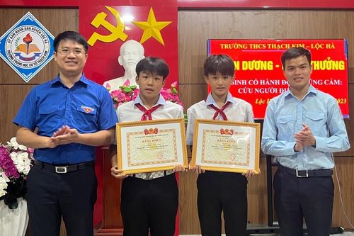 Tặng bằng khen hai học sinh lớp 7 cứu hai em nhỏ khỏi đuối nước