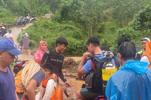 Bình Phước: Khẩn trương tìm kiếm thanh niên bị nước lũ cuốn mất tích
