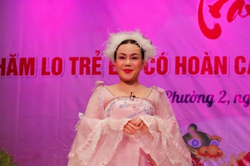 Việt Hương tổ chức Trung thu cho 600 em nhỏ; 2 ngày 1 đêm trở lại; ca sĩ mặt nạ tăng sức nóng