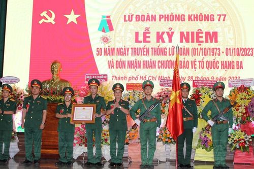 Lữ đoàn phòng không 77 đón nhận Huân chương Bảo vệ Tổ quốc hạng ba