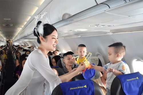 Nữ tiếp viên hàng không hot nhất Sài thành hóa Hằng Nga trên máy bay
