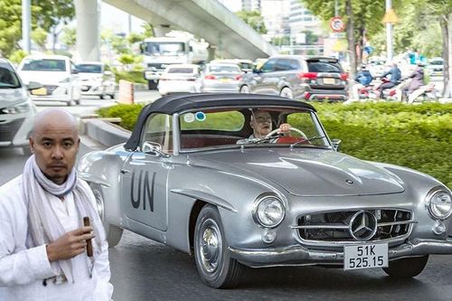 Đặng Lê Nguyên Vũ cầm lái 'ông cụ' Mercedes-Benz 190 SL hơn 4,8 tỷ