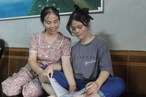 12 năm dìu dắt con đi tìm chữ