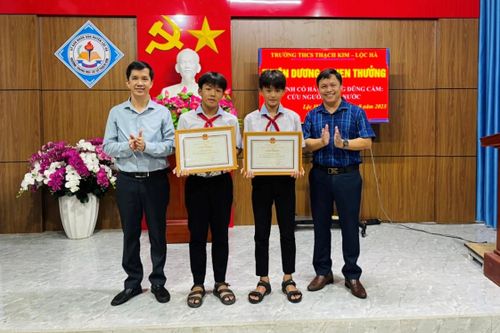 Khen thưởng 2 học sinh lớp 7 cứu các em nhỏ đuối nước