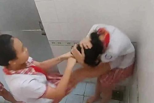 Xôn xao clip nữ sinh bị bạn đánh trong nhà vệ sinh sinh trường học