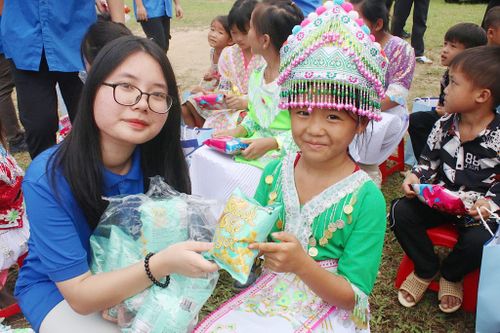 Đem Tết trung thu đến với trẻ em nghèo, trẻ em có hoàn cảnh đặc biệt