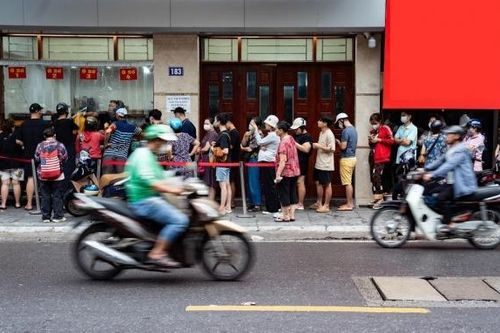 Hình ảnh người Hà Nội kiên nhẫn xếp hàng dưới trời mưa để mua bánh Trung thu truyền thống