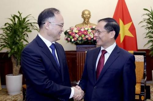 Việt Nam nhất quán coi việc phát triển quan hệ với Trung Quốc là ưu tiên hàng đầu