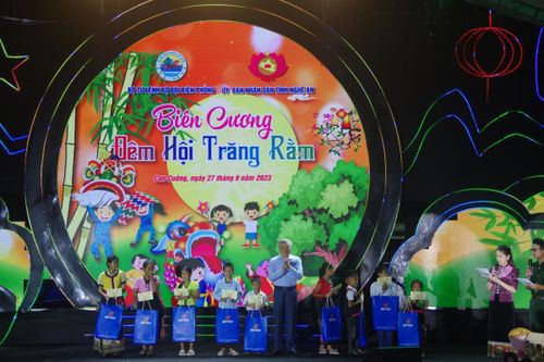 Rộn ràng 'đêm hội trăng rằm' của trẻ em vùng biên