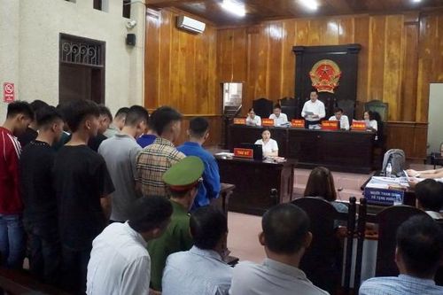 Ném gạch gây chết người, 13 thanh niên lĩnh án