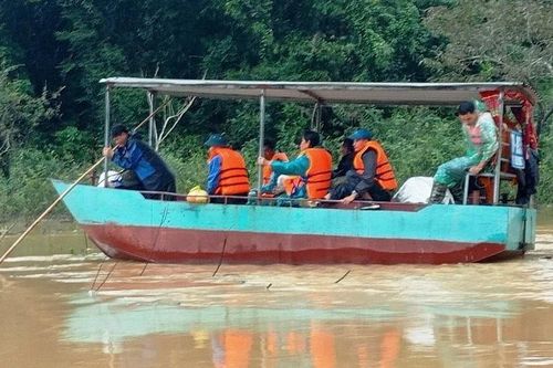 Ôm cây luồng bơi qua dòng nước lũ, một người mất tích