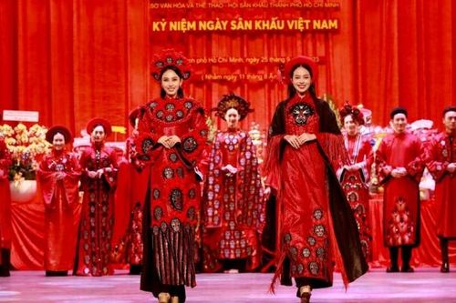 Hoa hậu Bảo Ngọc, Thanh Thủy, Mai Phương, Ngọc Châu lộng lẫy trong BST 'Cội nguồn Sân khấu' của NTK Việt Hùng