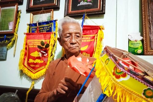Nghệ nhân Nguyễn Văn Quyền lan tỏa giá trị văn hóa truyền thống qua đồ chơi dân gian