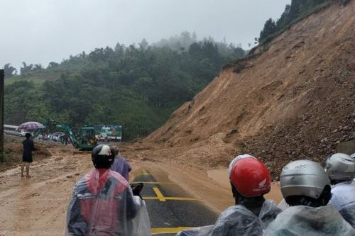 Lào Cai: Mưa lớn gây sạt lở nhiều tuyến đường, gây ách tắc giao thông lên Sa Pa