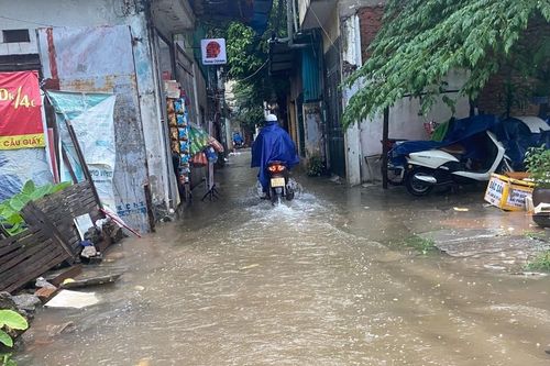 Hà Nội mưa như trút, nhiều đoạn phố 'chìm' trong nước