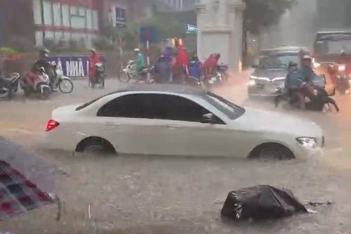 'Cười ra nước mắt' hình ảnh ngập lụt ngày mưa ở Hà Nội