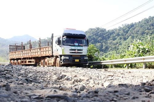 Quảng Nam khuyến cáo các phương tiện quá khổ hạn chế lưu thông qua QL 14D