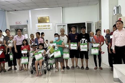 Chi nhánh Ngân hàng Chính sách xã hội tỉnh Thừa Thiên Huế mang Tết Trung thu đến với các bệnh nhi ung thư