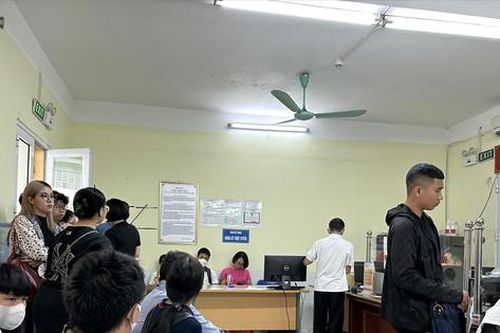 Người dân phải xếp hàng chờ đăng ký xe máy