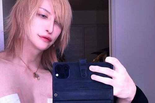 Nam ca sĩ Nhật Bản gây sốc vì cắt bỏ đầu ngực