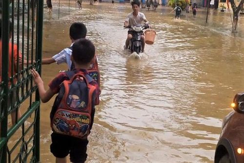 Cám cảnh ngôi trường khốn khổ, hễ mưa to là ngập, thầy trò hì hụi vét bùn