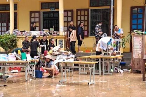 Bộ đội, giáo viên tất bật dọn dẹp trường học sau lũ