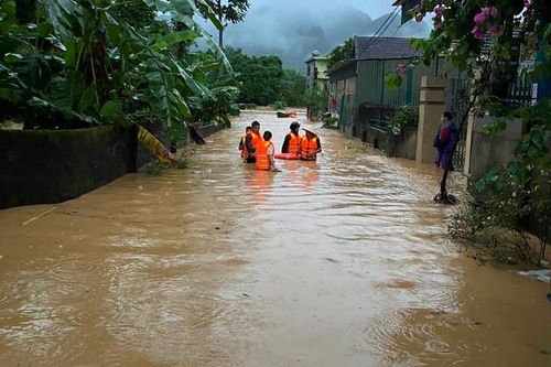 Nguy cơ lũ chồng lũ, Thủ tướng yêu cầu sơ tán dân ra khỏi khu vực nguy hiểm