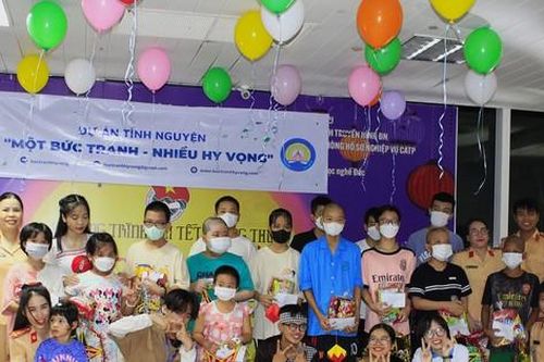 Ấm áp Trung thu sẻ chia cùng bệnh nhân ung thư