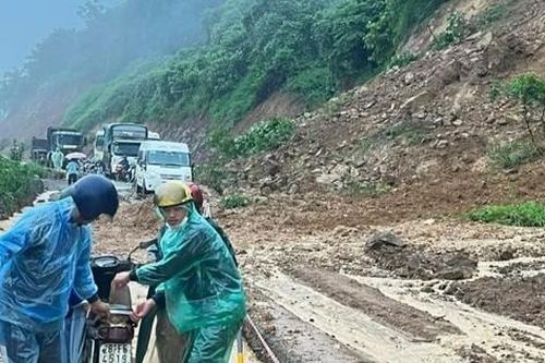 Đất đá đổ sập xuống đường ở Hòa Bình, người dân bỏ chạy thoát thân