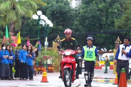 Thanh niên quân đội với văn hóa giao thông